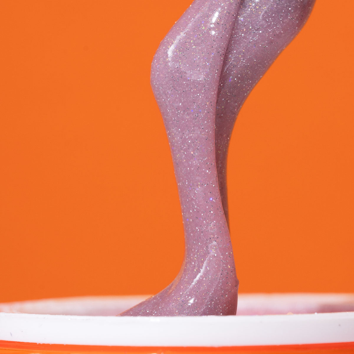 foto em close, manipulando o gel de unha cor pink flash. produto da marca Bluwe