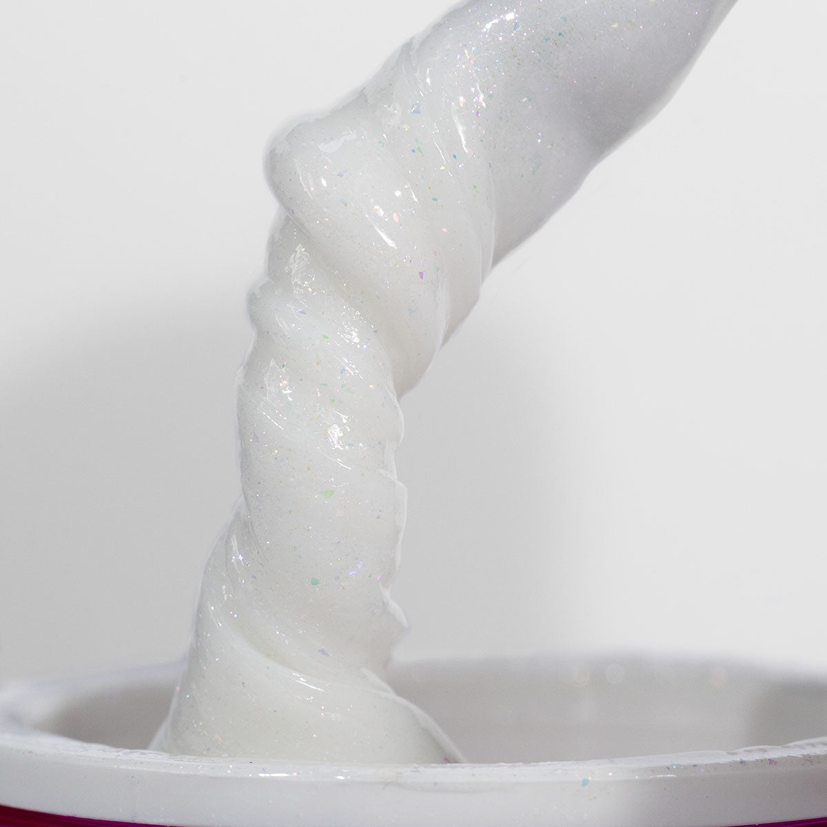 manipulando gel shine branquinho, que contém partículas de glitter
