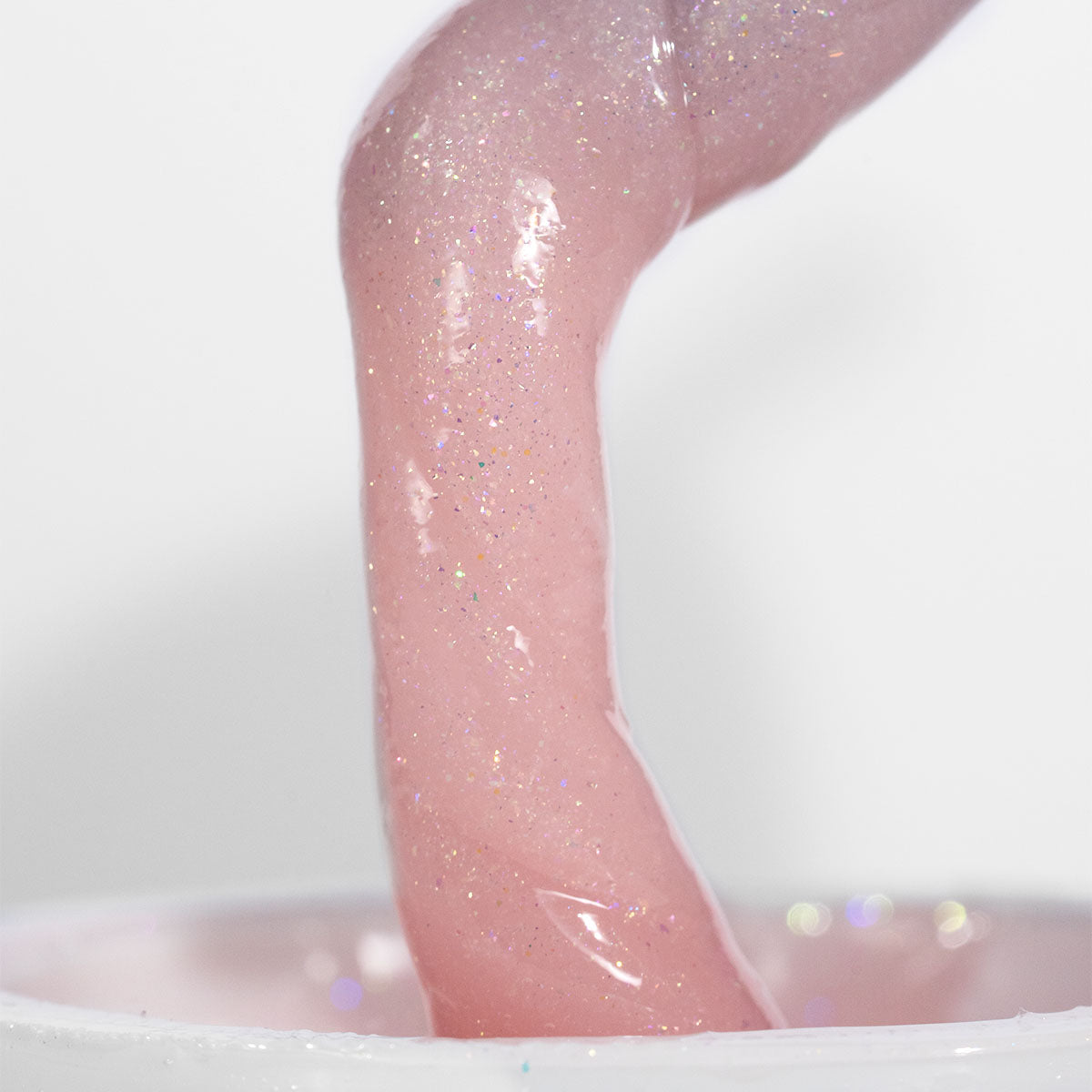 foto em close, manipulando o gel shine delicado, da marca Bluwe
