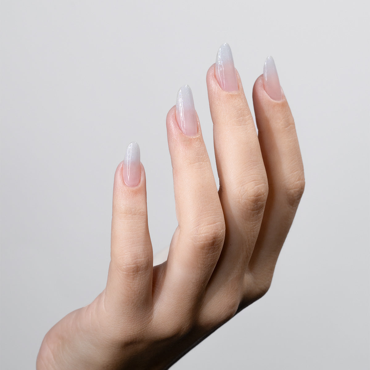 foto de uma mão, mostrando o resultado de unhas de gel