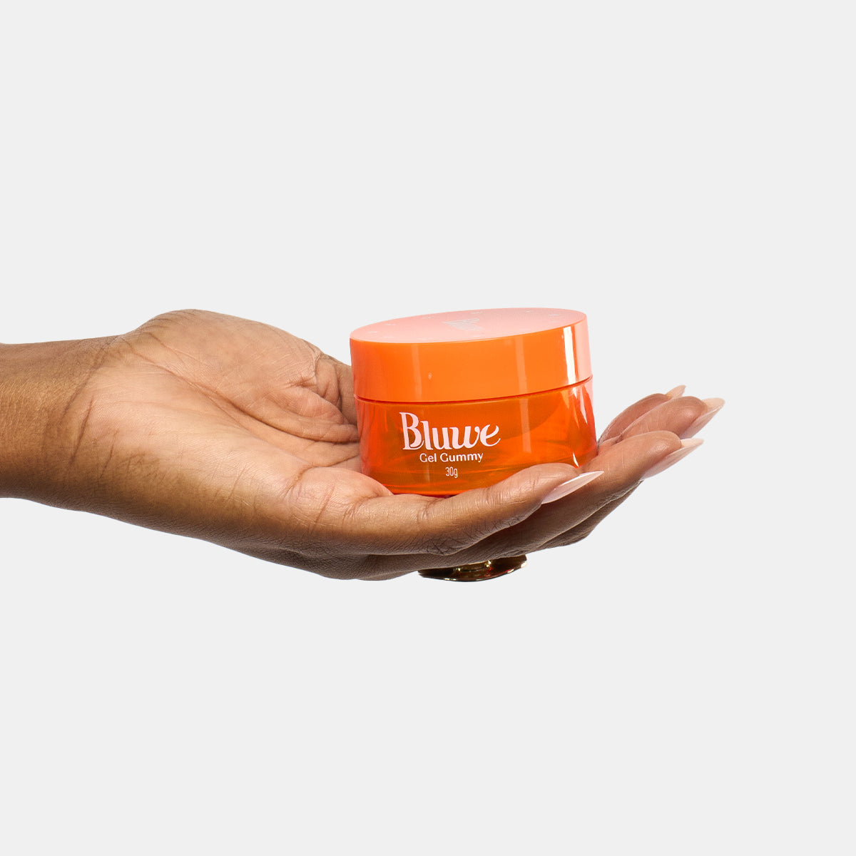 modelo segurando o pote do produto gel gummy, da marca Bluwe