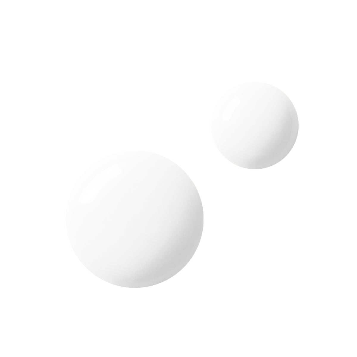 Duas gotas do produto top coat camuflagem de cor branca, nomeado silk white