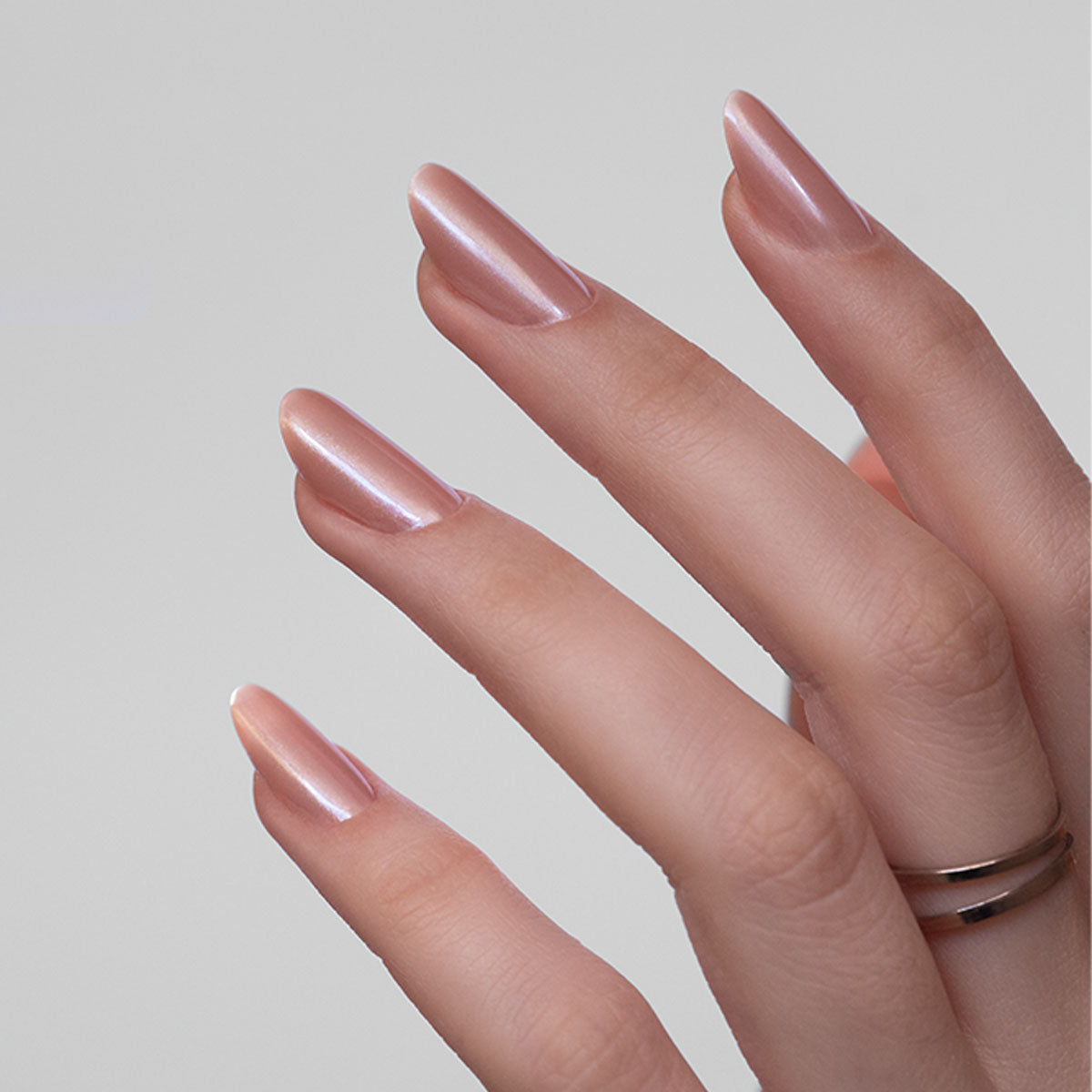 4 dedos de mão com o Pó Cromado ShineBlu Cristal aplicado nas unhas