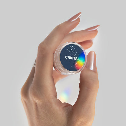 Mãos segurando o Pó Cromado ShineBlu Cristal em fundo branco. 