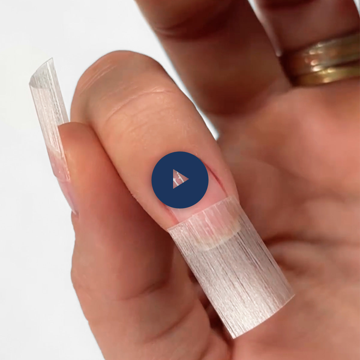 Capa para vídeo tutorial de aplicação de fibra. Uma mão mostrando dois dedos com a fibra aplicada