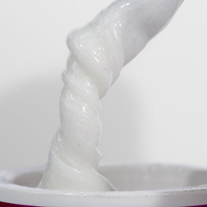 manipulando gel shine branquinho, que contém partículas de glitter