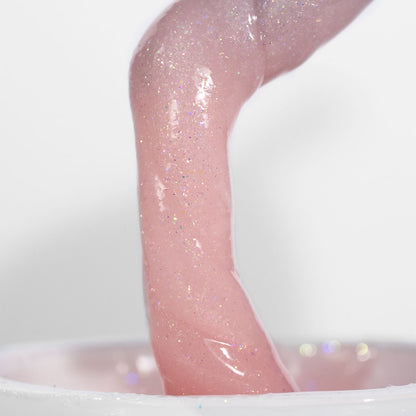 foto em close, manipulando o gel shine delicado, da marca Bluwe