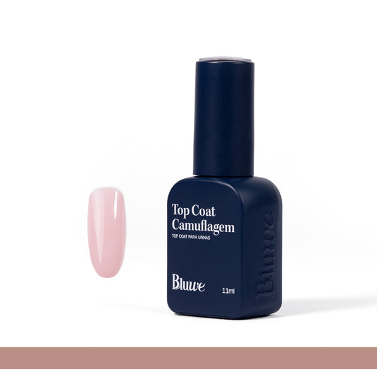 Produto Top Coat Camuflagem da marca Bluwe. Ao lado do vidro em formato de esmalte tem uma tip de gel com o produto aplicado