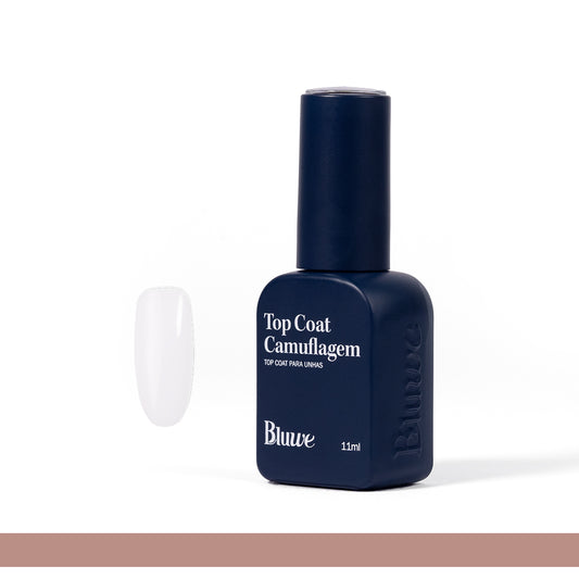 Produto Top Coat Camuflagem da marca Bluwe. Ao lado do vidro em formato de esmalte tem uma tip de gel com o produto aplicado.