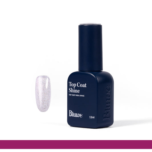 Produto Top Coat Shine da marca Bluwe. Ao lado do vidro em formato de esmalte esmalte tem uma tip de gel com o produto aplicado