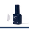Produto Top Coat Clear da marca Bluwe. Ao lado do vidro em formato de esmalte tem uma tip de gel com o produto aplicado
