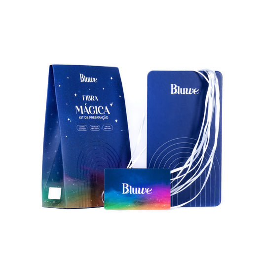 Kit Fibra Mágica da Bluwe em fundo branco, contém a embalagem com a fibra mágica, um cartão para abrir a fibra e uma placa para abrir a fibra. 