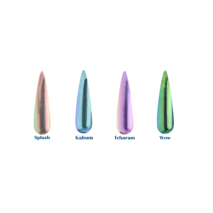 4 formatos de unhas no modelo almond, pintadas com as cores dos pós cromados do kit Pirimpimpim da Bluwe. As cores são nomeadas como Splash, Kabum, Tcharam e Wow, todos são tons metalizados.
Splash: furta cor;
Kabum: azul claro;
Tcharam: rosa;
Wow: verde.